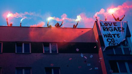 Linke und linksextreme Gruppen demonstrieren mit Bengalischen Feuern in Berlin auf dem Dach eines Hauses. (Archivbild)