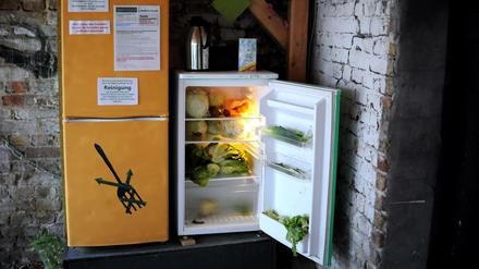 Ein öffentlicher Kühlschrank in einem Fahrradunterstand in der Malmöerstraße in Berlin. 
