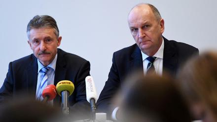 Die Brandenburgische Regierung, hier Innenminister Karl-Heinz Schröter und der Ministerpräsident Dietmar Woidke, erhielt Zuspruch für den Erlass im vergangenen Dezember.