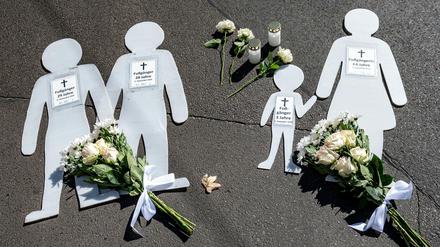 Figuren, die die Opfer darstellen, liegen bei der Mahnwache anlässlich des SUV-Unfalls in der Invalidenstraße am Boden.