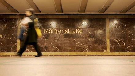 Der U-Bahnhof Mohrenstraße. Aktivisten fordern eine Änderung des Namens, den sie fälschlicherweise mit Sklavenhandel verbinden. Woher der Name wirklich kommt, lesen Sie hier.