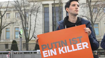 Nach dem Tod von Alexej Nawalny protestierten Anhänger des russischen Aktivisten Mitte Februar vor der russischen Botschaft in Berlin. 