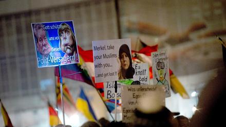 Unter dem Motto "Merkel muss weg" rufen Rechtsextreme bundesweit zu einer Demo in Berlin auf. 