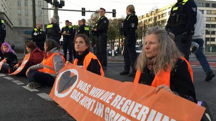 Demonstrierende blockieren eine Fahrbahn in Berlin. (Archivfoto)