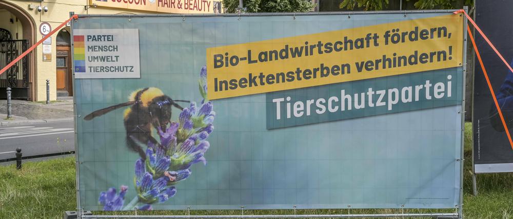 Ein Großplakat der Tierschutzpartei in Berlin.