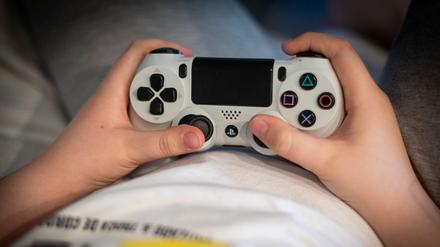Der Angeklagte soll mehrmals Jungs über online Spiele auf der Playstation kennengelernt und missbraucht habenn.