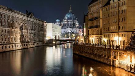 Lichter der Großstadt. Im Farbenspiel der Nacht wird sogar der Berliner Dom zum ästhetischen Genuss. 
