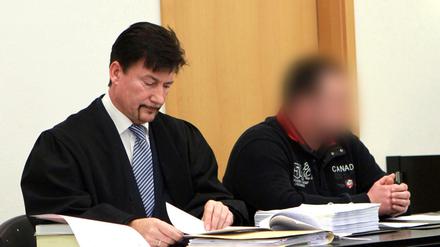 Der angeklagte Jäger Alexander R. (r) im Amtsgericht Nauen (Brandenburg) neben seinem Anwalt Harald Krömling.