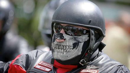 Rocker in Ausgehkluft. Am 14. Juli 2012 haben in Frankfurt haben etwa 300 Rocker gegen das Verbot von Motorradklubs demonstriert - so wie dieser Mann mit Totenmaske und Sonnenbrille.