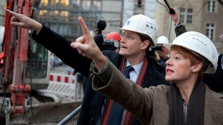 Fingerzeig. Der damalige Stadtentwicklungssenator Michael Müller (SPD) und Senatsbaudirektorin Regula Lüscher im Jahr 2011 auf der Baustelle der Staatsoper.