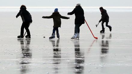 Gefahr auf den Seen. Hier an der Müritz wurde schon Eishockey gespielt, in Berlin und Brandenburg sind auch schon viele auf dem Eis - trotz Warnungen.
