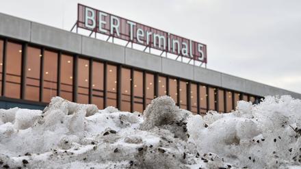 Schnee vor dem Terminal 5 des Flughafens Berlin-Brandenburg Willy Brandt