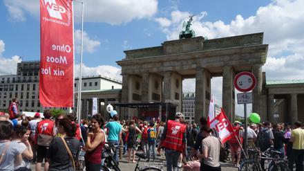 Ohne Moss nix los, verkündete die GEW auf einem Banner bei der Abschlusskundgebung vor dem Brandenburger Tor beim Streik im Mai.. 