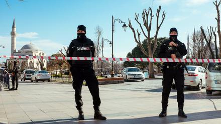 Polizisten sichern den Sultan-Ahmet-Platz in Istanbul. 