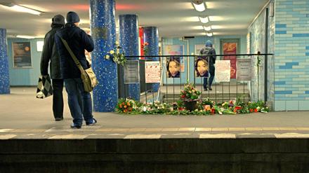 Trauer am Bahnhof: Blumen, Briefe und Bilder kennzeichneten die Stelle, an der die 20-Jährige vor die U2 gestoßen wurde.
