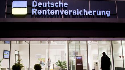 Ein Mann betritt eine Beratungsstelle der Deutschen Rentenversicherung. Die Gefahr, im Alter in die Armut abzurutschen, ist für Berufstätige deutlich gestiegen, meint der DGB.