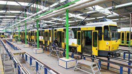Eine Straßenbahn wird in der Tram-Werkstatt im BVG-Betriebshof Lichtenberg gewartet.