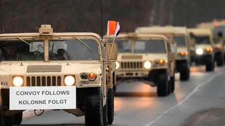 US-Militärfahrzeuge fahren am 11.01.2017 nahe Brück (Brandenburg) auf der Straße eines Truppenübungsplatzes.