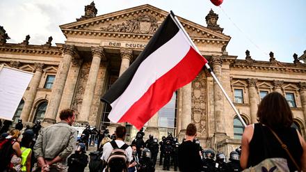Die Fahnen vor dem Reichstagsgebäude zeigen, was die Demonstrierenden im Sinn hatten.