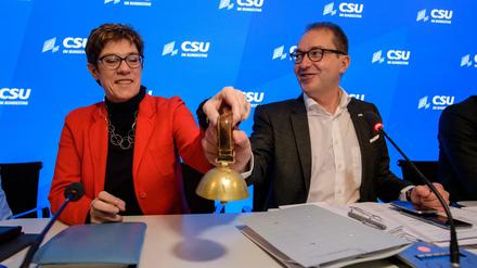 Die kleine Glocke. In Seeon gaben Alexander Dobrindt, CSU-Landesgruppenchef, und Annegret Kramp-Karrenbauer, CDU-Chefin, schon mal gemeinsam den Ton an.