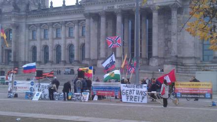 Die sogenannten "Reichsbürger" auf dem Platz vor dem Reichstag.