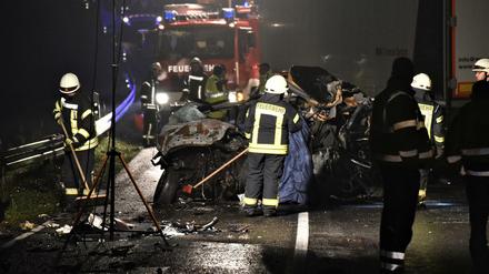 Einsatzkräfte der Feuerwehr räumen eine Unfallstelle auf der Bundesstraße 96. Bei dem Unfall am Freitagabend nahe Gransee und Fürstenberg.