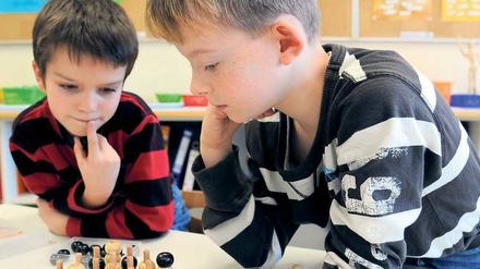 Zwei Schüler der Mahlsdorfer Kiekemal-Grundschule bei einem Strategiespiel.