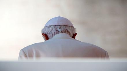 Papst Benedikt XVI. geht am 27.02.2013 im Vatikan in Rom nach der Generalaudienz zu seiner Verabschiedung vom Podest. 