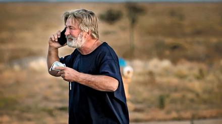 Alec Baldwin telefoniert auf dem Parkplatz vor dem Büro des Sherrifs in Santa Fe.