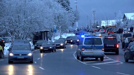 Besucheransturm im Oberharz: Polizei sperrt Bundesstraße 4 zum Torfhaus - Polizei spricht von chaotischen Verhältnissen.