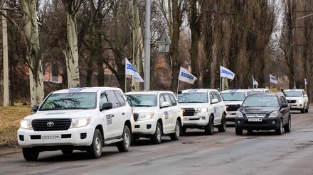Der Rückzug: OSZE-Fahrzeuge verlassen Anfang März 2022 Donezk.