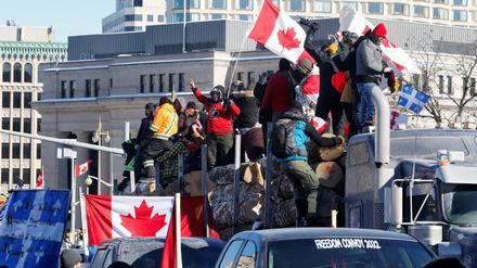 Protestierende klettern in Ottawa auf einen Lastwagen.