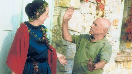 Pablo Picasso umkränzt Angela Rosengart, eine Begegnung in den 1960er Jahren. 