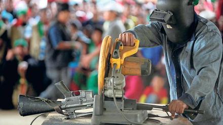 In Toribío wird ein Gewehr der Farc zerlegt