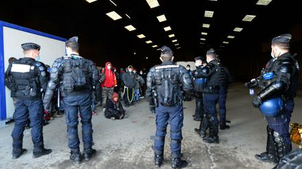 Die französische Polizei löst einen illegalen Silvester-Rave in der Bretagne auf.
