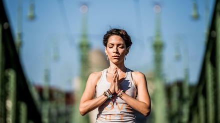 Viele Yogakurse enden traditionell mit einer kurzen Meditation.