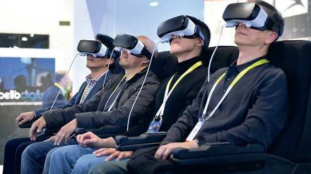 Nicht ganz von dieser Welt. 2016 wird das Jahr von VR-Brillen wie Samsung Gear (im großen Bild), Oculus Rift oder HTC Vive – auch wenn deren Träger seltsam entrückt in eine nur für sie sichtbare Zukunft schauen. 