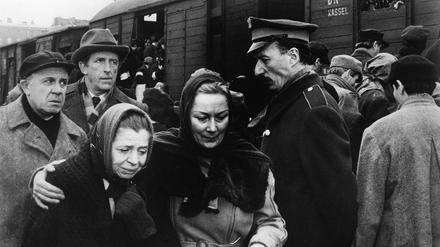 Herr Lowy (George Rose) und seine Frau (Kate Jaenicke) werden gemeinsam mit Josef (Fritz Weaver) und Berta Weiss (Rosemary Harris) nach Auschwitz deportiert