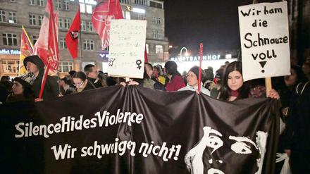 Köln bleibt Dauerthema. Frauen demonstrieren vor dem Dom gegen Sexismus.