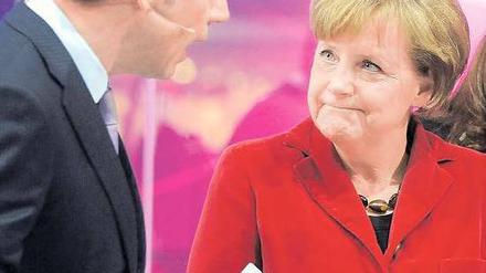 Mobile Leselust: Telekom-Chef René Obermann zeigt Kanzlerin Angela Merkel den neuen Online-Kiosk. Foto: dapd