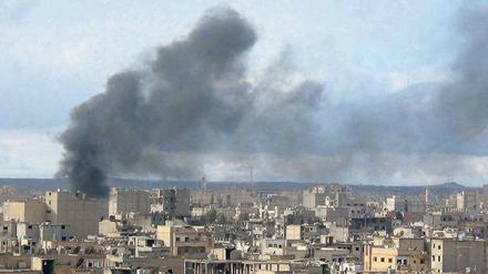 Angriff von Assads Luftwaffe auf zivile Ziele? Viele der Fernsehbilder und Fotos aus Syrien stammen aus Quellen, deren Glaubwürdigkeit nicht überprüft werden kann. Foto: Reuters