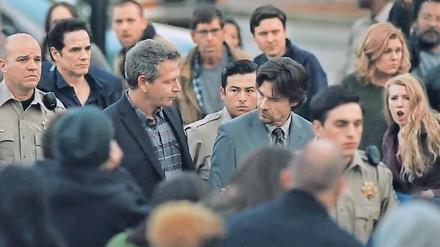 Welchen Beweisen kann man vertrauen? Polizist Ralph Anderson (Ben Mendelsohn, Mitte links) führt Terry Maitland (Jason Bateman) zum Gericht. Die beiden Schauspieler sind zugleich Produzenten der HBO-Thrillerserie. 