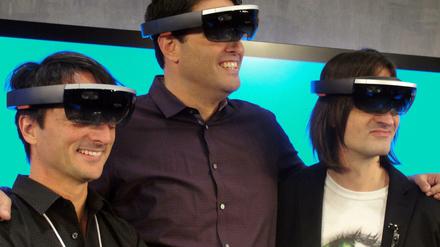 Die drei Microsoft-Manager Joe Belfiore, Terry Myerson and Alex Kipman stellen während der Windows-10-Präsentation die neuen HoloLens-Brillen vor.
