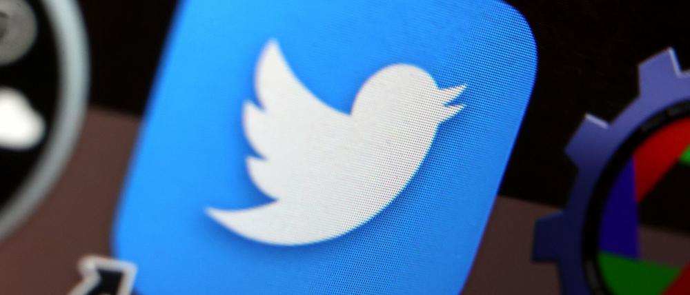 Das Logo der Nachrichten-Plattform Twitter ist auf dem Display eines Laptops zu sehen.