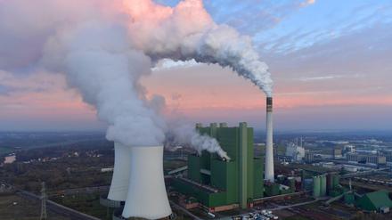 Dampfwolken ziehen vom Kraftwerk Schkopau in Sachsen in den Abendhimmel.