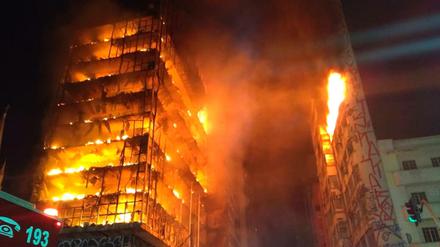 Bevor das Hochhaus in Sao Paulo einstürzte, stand es lichterloh in Flammen.