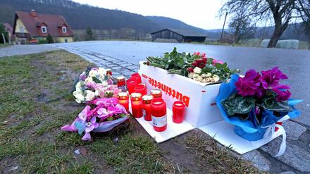 Blumen und Kerzen stehen am Tatort in Unterfranken. Hier wurde in der Silvesternacht eine Elfjährige vom Projektil einer Kleinkaliberwaffe getötet.