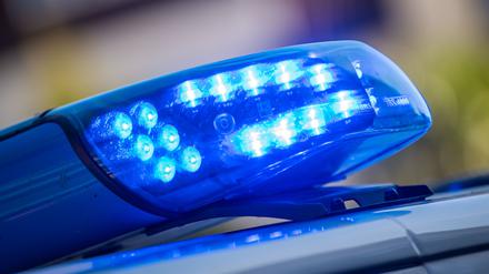 ARCHIV - 11.08.2022, Niedersachsen, Vechta: Ein Blaulicht ist auf dem Dach eines Polizeifahrzeugs zu sehen. (zu dpa: «Ein Toter und Verletzte bei Explosion in Mehrfamilienhaus») Foto: Lino Mirgeler/dpa +++ dpa-Bildfunk +++