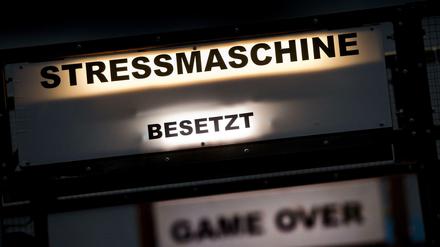 "Stressmaschine, besetzt, Game over" in der neuen interaktiven Ausstellung "Alles Familie!" im Hygienemuseum in Dresden.