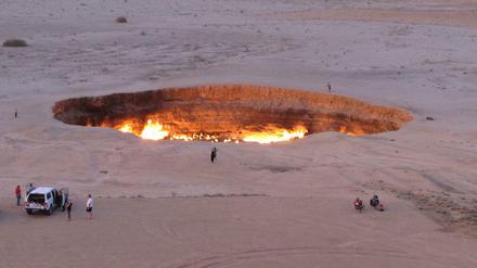Menschen besuchen "The Gateway to Hell", einen riesigen brennenden Gaskrater im Herzen der turkmenischen Karakum-Wüste.